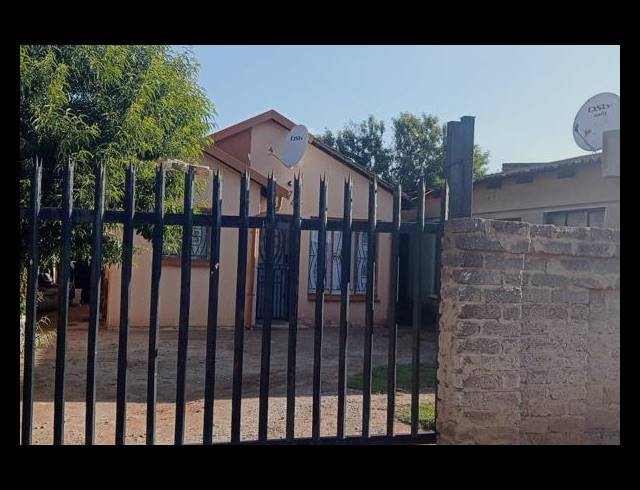 6 BEDROOM HOUSE FOR SALE IN LEACHVILLE EXT 3